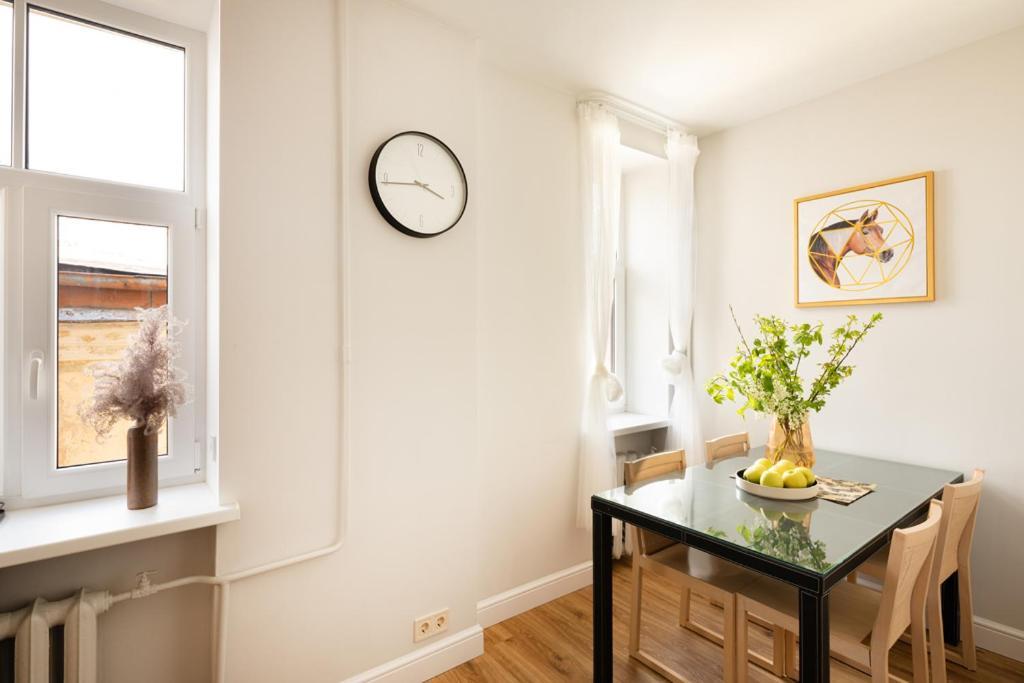 Cozy 2 Bedroom Apartment In Riga Centre Luaran gambar
