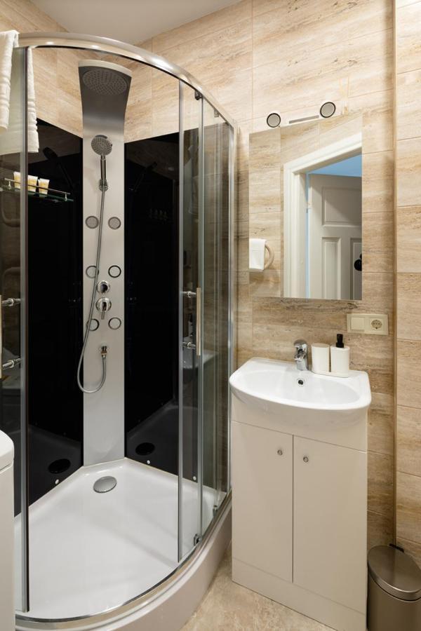 Cozy 2 Bedroom Apartment In Riga Centre Luaran gambar